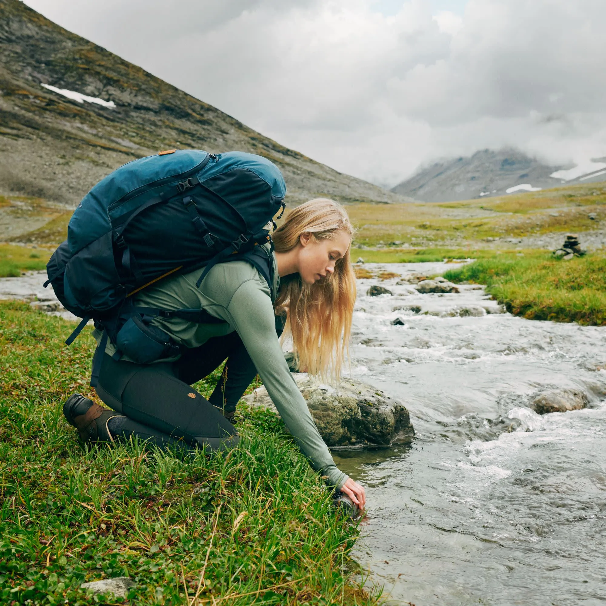 Fjällräven Women&#x27;s Abisko Sun-Hoodie Patina Green | Buy Fjällräven Women&#x27;s Abisko Sun-Hoodie Patina Green here | Outnorth